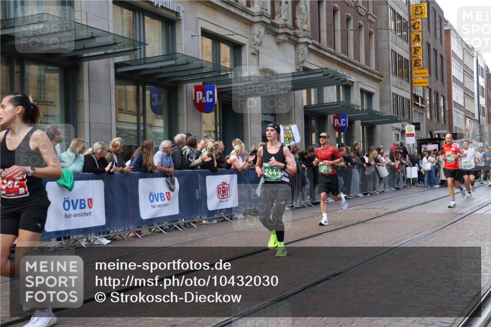 13.09.2026 - 21. swb-Marathon Bremen Strokosch-Dieckow http://msf.ph/oto/10432030 13.09.2026 13:11:44 Ziel 493, 826, 863, 2444, 2447, 2820, 3336, 3703, 4283, 4368, 4698, 5521, 5893, 5940, 6107, 6668, 6739, 7621, 9398, 13013, 382, 3899, 4651, 5585, 6059, 7109, 8982, 8996, 13055 meine-sportfotos.de