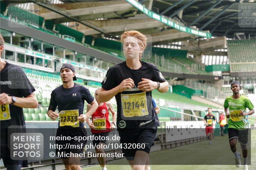 13.09.2026 - 21. swb-Marathon Bremen Michael Burmester http://msf.ph/oto/10432060 13.09.2026 10:23:25 Laufen im Stadion 10235, 10302, 10341, 10441, 10520, 10575, 10592, 10618, 10782, 10926, 11042, 11127, 11143, 11198, 11201, 11227, 11338, 11373, 11426, 11454, 11628, 11713, 11721, 11738, 11779, 11895, 11903, 11944, 12003, 12053, 12144, 12209, 12246, 12339, 12370, 12395, 12404, 12468, 12469, 12477, 12538, 13507, 13513, 13519, 13520, 13535, 13539, 13553, 13556, 13559, 13563, 13566, 13580, 13584, 13586, 13587, 13616, 13641, 13642, 10366, 10475, 11481, 11652, 13530, 13534, 13541 meine-sportfotos.de