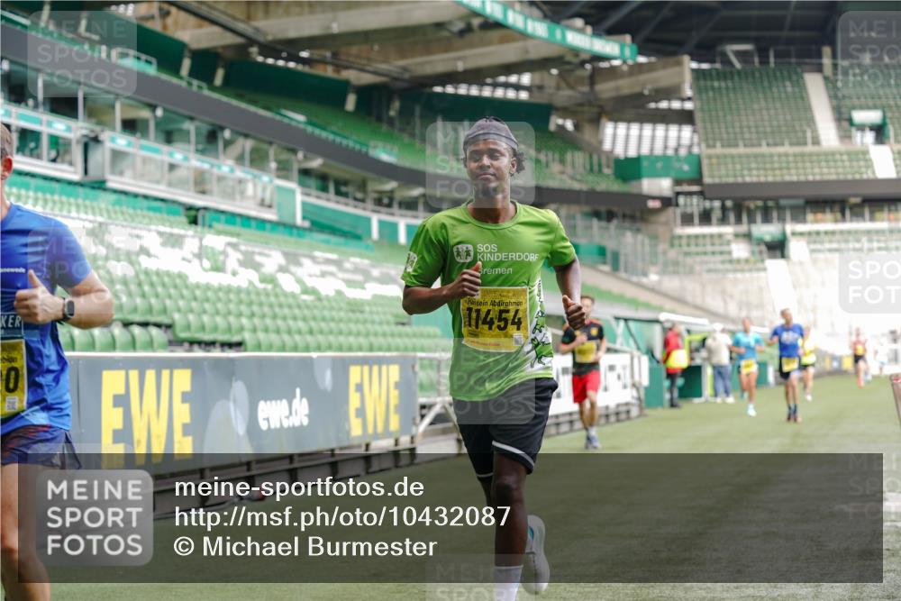 13.09.2026 - 21. swb-Marathon Bremen Michael Burmester http://msf.ph/oto/10432087 13.09.2026 10:23:27 Laufen im Stadion 10235, 10302, 10341, 10441, 10520, 10575, 10592, 10618, 10782, 10926, 11042, 11127, 11143, 11198, 11201, 11227, 11338, 11373, 11426, 11454, 11628, 11713, 11721, 11779, 11895, 11903, 11944, 12003, 12053, 12144, 12209, 12246, 12339, 12370, 12395, 12404, 12468, 12469, 12477, 12538, 13507, 13513, 13519, 13520, 13535, 13539, 13553, 13556, 13559, 13563, 13566, 13580, 13584, 13586, 13587, 13616, 13641, 13642, 10366, 10475, 11481, 11652, 13530, 13534, 13541 meine-sportfotos.de
