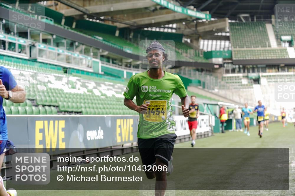 13.09.2026 - 21. swb-Marathon Bremen Michael Burmester http://msf.ph/oto/10432096 13.09.2026 10:23:27 Laufen im Stadion 10235, 10302, 10341, 10441, 10520, 10575, 10592, 10618, 10782, 10926, 11042, 11127, 11143, 11198, 11201, 11227, 11338, 11373, 11426, 11454, 11628, 11713, 11721, 11779, 11895, 11903, 11944, 12003, 12053, 12144, 12209, 12246, 12339, 12370, 12395, 12404, 12468, 12469, 12477, 12538, 13507, 13513, 13519, 13520, 13535, 13539, 13553, 13556, 13559, 13563, 13566, 13580, 13584, 13586, 13587, 13616, 13641, 13642, 10366, 10475, 11481, 11652, 13530, 13534, 13541 meine-sportfotos.de