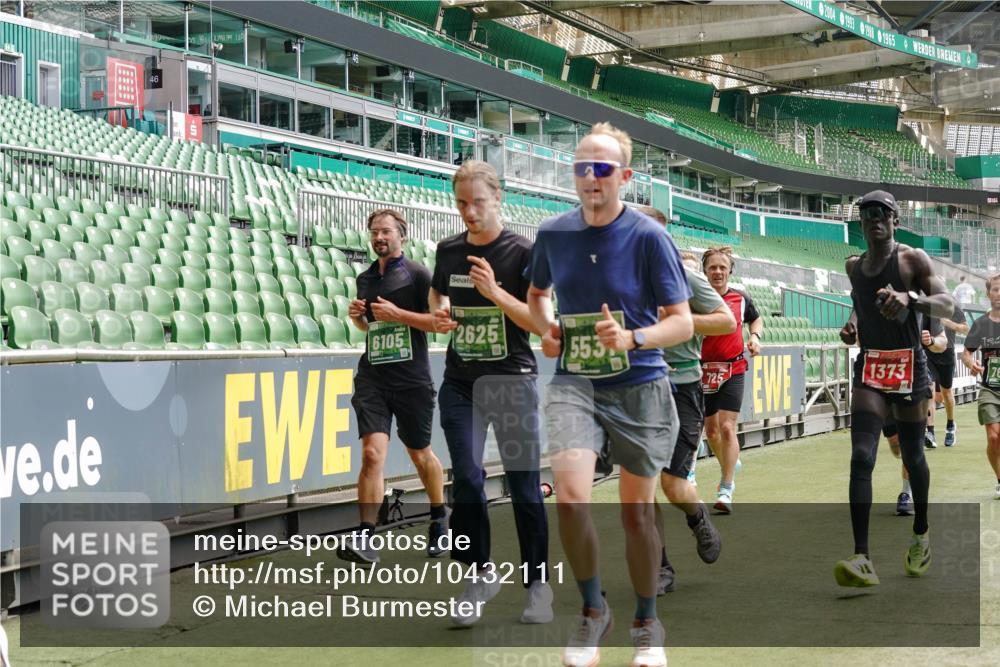 13.09.2026 - 21. swb-Marathon Bremen Michael Burmester http://msf.ph/oto/10432111 13.09.2026 13:04:33 Laufen im Stadion 178, 209, 210, 323, 488, 534, 536, 565, 596, 647, 725, 762, 881, 940, 1014, 1073, 1239, 1243, 1307, 1343, 1373, 1456, 1458, 1479, 1627, 1649, 1653, 1656, 1687, 1771, 1780, 1914, 1932, 1941, 2023, 2089, 2126, 2223, 2241, 2369, 2430, 2434, 2452, 2602, 2625, 2723, 2742, 2764, 2851, 2867, 2872, 2891, 2910, 2919, 2934, 2957, 2959, 2977, 2985, 3028, 3030, 3135, 3217, 3278, 3320, 3343, 3360, 3402, 3419, 3425, 3454, 3510, 3521, 3579, 3597, 3618, 3796, 3846, 3859, 3909, 242 meine-sportfotos.de