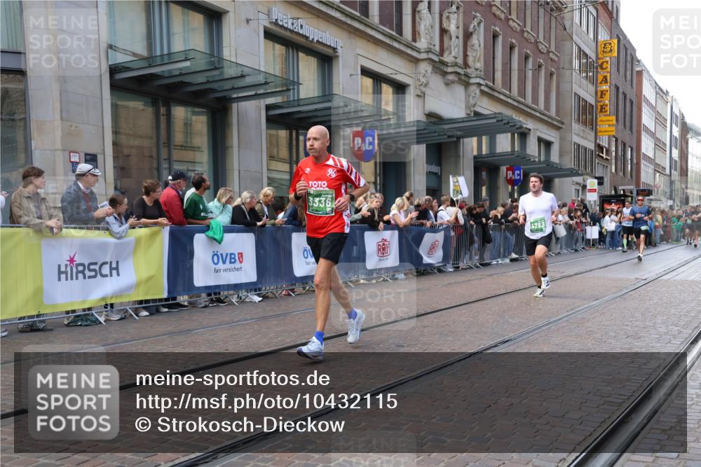 13.09.2026 - 21. swb-Marathon Bremen Strokosch-Dieckow http://msf.ph/oto/10432115 13.09.2026 13:11:47 Ziel 493, 863, 2444, 2447, 2820, 3336, 3703, 3830, 4283, 4698, 5521, 5893, 5940, 6107, 6739, 7521, 7621, 13013, 382, 826, 4368, 4651, 5585, 6059, 6668, 7109, 8982, 8996, 9398, 13055 meine-sportfotos.de