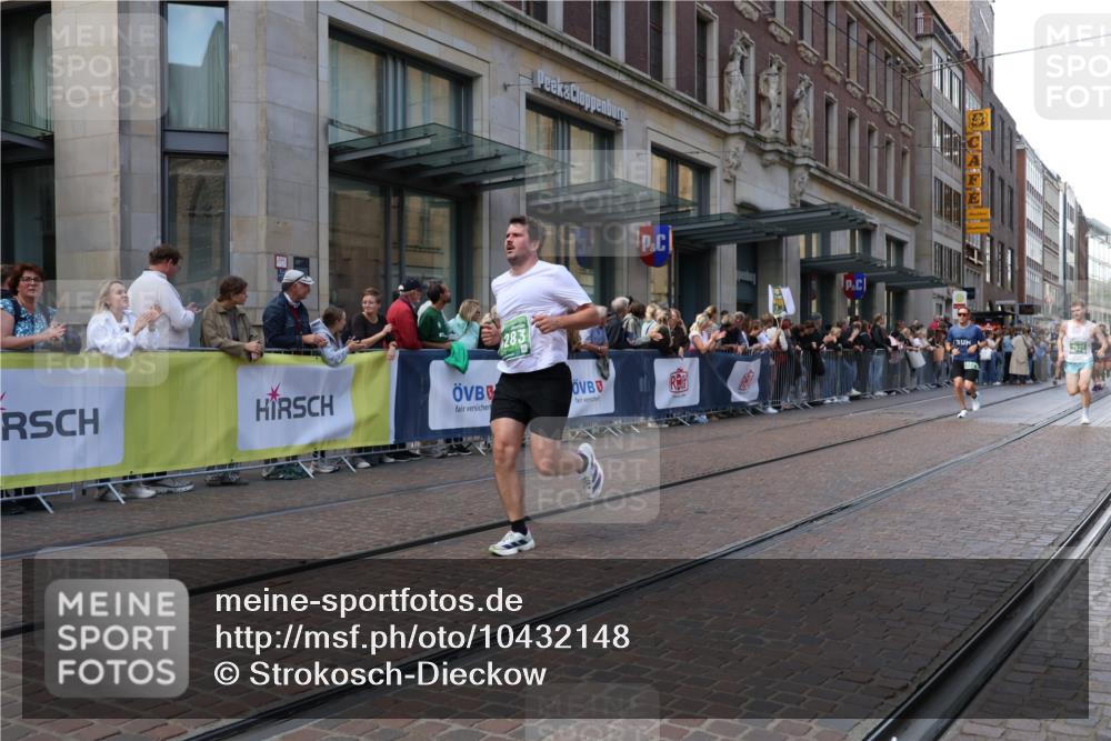 13.09.2026 - 21. swb-Marathon Bremen Strokosch-Dieckow http://msf.ph/oto/10432148 13.09.2026 13:11:49 Ziel 493, 863, 2444, 2447, 2820, 3336, 3362, 3703, 3830, 4283, 4698, 5521, 5893, 5940, 6107, 6739, 7521, 7621, 13013, 382, 826, 4368, 4651, 5521, 5585, 6059, 6668, 7109, 8982, 8996, 9398, 13055 meine-sportfotos.de