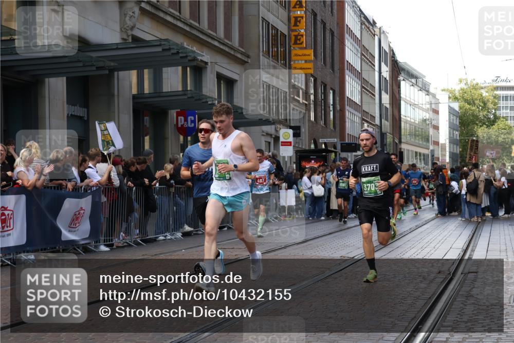 13.09.2026 - 21. swb-Marathon Bremen Strokosch-Dieckow http://msf.ph/oto/10432155 13.09.2026 13:11:51 Ziel 493, 2444, 2447, 2820, 3336, 3362, 3703, 3830, 4283, 4698, 5940, 6107, 6739, 7521, 7621, 13013, 826, 863, 4368, 4651, 5521, 5585, 5893, 6059, 6668, 7109, 8982, 8996, 9398, 13055 meine-sportfotos.de
