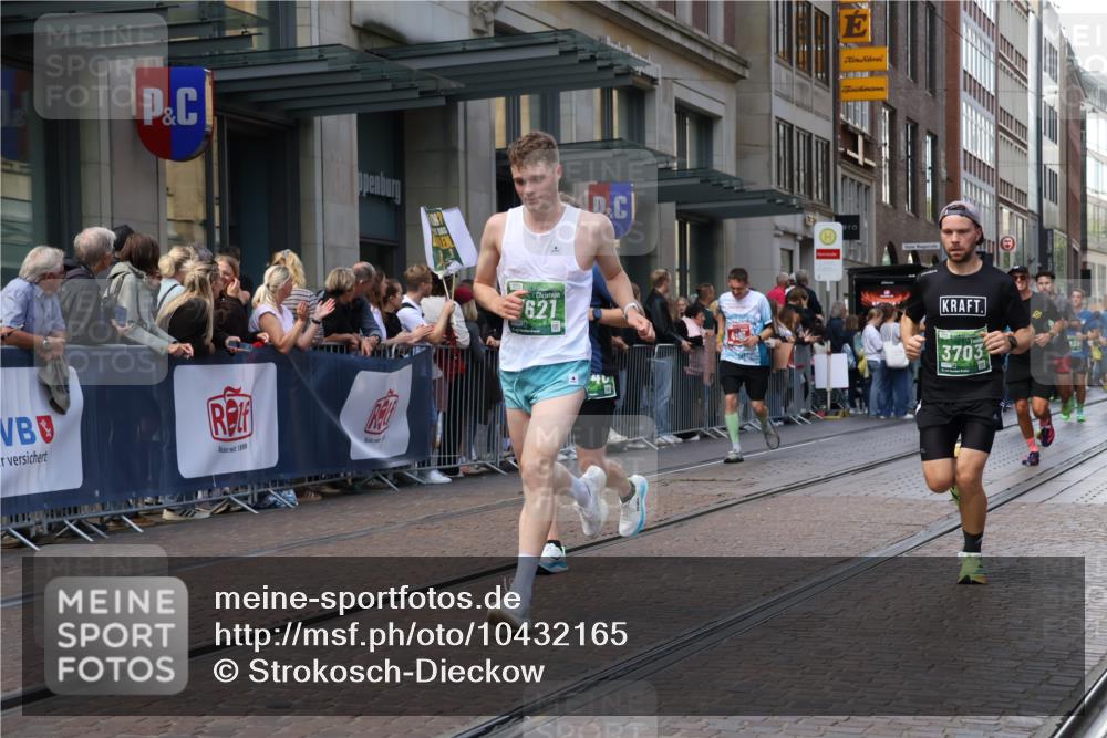 13.09.2026 - 21. swb-Marathon Bremen Strokosch-Dieckow http://msf.ph/oto/10432165 13.09.2026 13:11:51 Ziel 493, 2444, 2447, 2820, 3336, 3362, 3703, 3830, 4283, 4698, 5940, 6107, 6739, 7521, 7621, 13013, 826, 863, 4368, 4651, 5521, 5585, 5893, 6059, 6668, 7109, 8982, 8996, 9398, 13055 meine-sportfotos.de