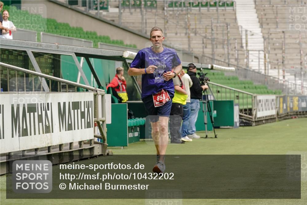 13.09.2026 - 21. swb-Marathon Bremen Michael Burmester http://msf.ph/oto/10432202 13.09.2026 12:28:59 Laufen im Stadion 314, 358, 420, 520, 547, 553, 574, 649, 719, 858, 934, 959, 1161, 1253, 1256, 1352, 1391, 1428, 1525, 1724, 1783, 1917, 3662, 4264, 447, 814, 875, 968, 1187, 1313, 1544, 1840, 2044, 2143 meine-sportfotos.de