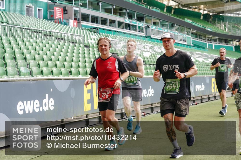 13.09.2026 - 21. swb-Marathon Bremen Michael Burmester http://msf.ph/oto/10432214 13.09.2026 13:04:35 Laufen im Stadion 178, 209, 210, 323, 488, 534, 536, 565, 596, 647, 725, 762, 881, 940, 1073, 1239, 1243, 1307, 1308, 1343, 1373, 1456, 1458, 1479, 1627, 1649, 1653, 1656, 1687, 1771, 1780, 1914, 1932, 1941, 2023, 2089, 2126, 2223, 2241, 2301, 2369, 2430, 2434, 2452, 2602, 2625, 2723, 2742, 2764, 2851, 2867, 2872, 2891, 2910, 2919, 2934, 2957, 2959, 2977, 2985, 3028, 3030, 3135, 3217, 3278, 3320, 3343, 3360, 3402, 3419, 3425, 3454, 3510, 3521, 3579, 3597, 3618, 3796, 3846, 3859, 3909, 242 meine-sportfotos.de