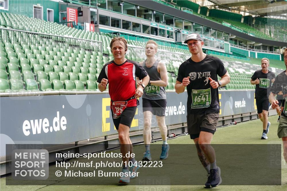 13.09.2026 - 21. swb-Marathon Bremen Michael Burmester http://msf.ph/oto/10432223 13.09.2026 13:04:35 Laufen im Stadion 178, 209, 210, 323, 488, 534, 536, 565, 596, 647, 725, 762, 881, 940, 1073, 1239, 1243, 1307, 1308, 1343, 1373, 1456, 1458, 1479, 1627, 1649, 1653, 1656, 1687, 1771, 1780, 1914, 1932, 1941, 2023, 2089, 2126, 2223, 2241, 2301, 2369, 2430, 2434, 2452, 2602, 2625, 2723, 2742, 2764, 2851, 2867, 2872, 2891, 2910, 2919, 2934, 2957, 2959, 2977, 2985, 3028, 3030, 3135, 3217, 3278, 3320, 3343, 3360, 3402, 3419, 3425, 3454, 3510, 3521, 3579, 3597, 3618, 3796, 3846, 3859, 3909, 242 meine-sportfotos.de