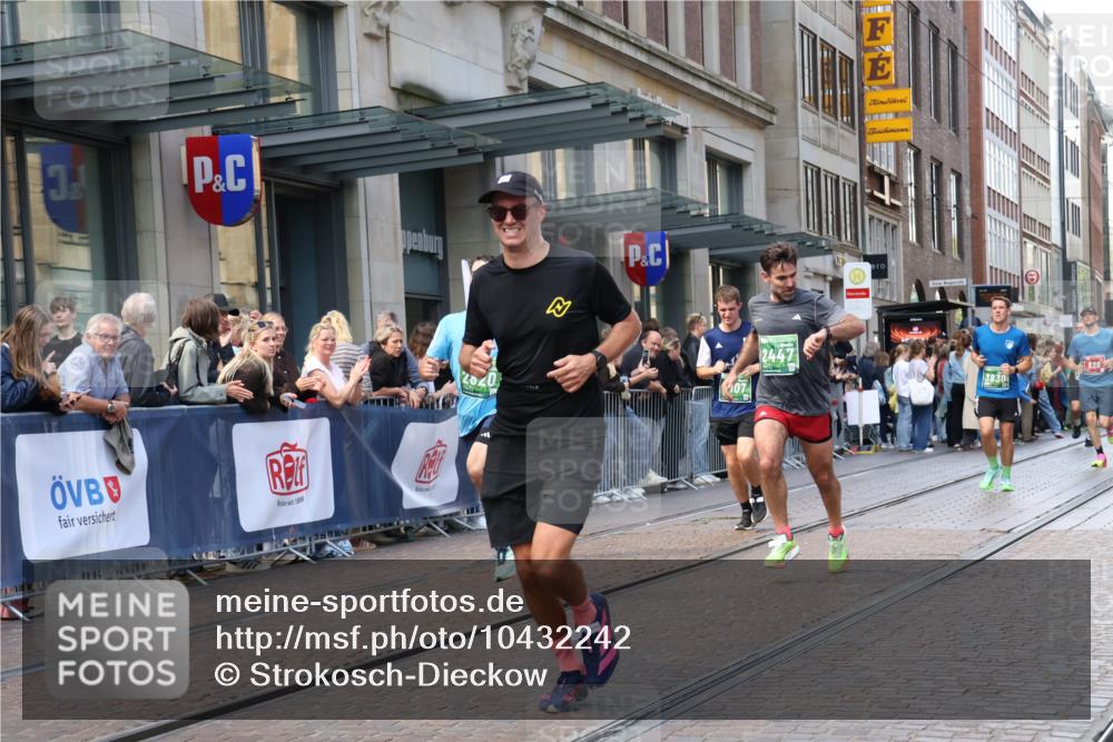 13.09.2026 - 21. swb-Marathon Bremen Strokosch-Dieckow http://msf.ph/oto/10432242 13.09.2026 13:11:55 Ziel 493, 899, 2444, 2447, 2820, 3336, 3362, 3703, 3830, 4283, 5940, 6107, 6739, 7328, 7521, 7621, 8981, 13013, 826, 863, 2444, 4368, 4651, 4698, 5521, 5585, 5893, 6059, 6668, 8996, 9398, 13055 meine-sportfotos.de