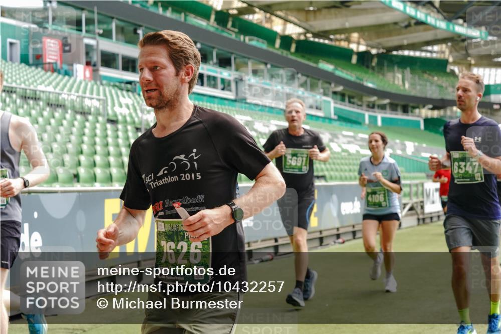 13.09.2026 - 21. swb-Marathon Bremen Michael Burmester http://msf.ph/oto/10432257 13.09.2026 13:04:37 Laufen im Stadion 178, 209, 210, 323, 488, 534, 536, 565, 596, 647, 725, 762, 881, 940, 1073, 1239, 1243, 1307, 1308, 1343, 1373, 1456, 1458, 1479, 1627, 1649, 1653, 1656, 1687, 1771, 1780, 1914, 1932, 1941, 2023, 2089, 2126, 2223, 2241, 2301, 2369, 2430, 2434, 2452, 2602, 2625, 2723, 2742, 2764, 2851, 2867, 2872, 2891, 2910, 2919, 2934, 2957, 2959, 2977, 2985, 3028, 3030, 3217, 3278, 3320, 3343, 3360, 3402, 3419, 3425, 3454, 3510, 3521, 3579, 3597, 3618, 3796, 3846, 3859, 3909, 242 meine-sportfotos.de