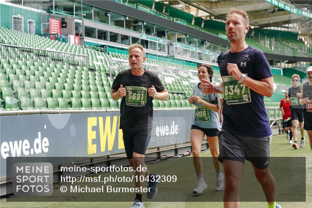13.09.2026 - 21. swb-Marathon Bremen Michael Burmester http://msf.ph/oto/10432309 13.09.2026 13:04:38 Laufen im Stadion 178, 209, 210, 323, 488, 534, 536, 565, 596, 647, 725, 762, 881, 940, 1073, 1239, 1243, 1307, 1308, 1343, 1373, 1456, 1458, 1479, 1627, 1649, 1653, 1656, 1687, 1771, 1780, 1914, 1932, 1941, 2023, 2089, 2126, 2223, 2241, 2301, 2369, 2430, 2434, 2452, 2602, 2625, 2723, 2742, 2764, 2851, 2867, 2872, 2891, 2910, 2919, 2934, 2957, 2959, 2977, 2985, 3028, 3030, 3217, 3278, 3320, 3343, 3360, 3402, 3419, 3425, 3444, 3454, 3510, 3521, 3579, 3597, 3618, 3796, 3846, 3859, 3909, 242 meine-sportfotos.de