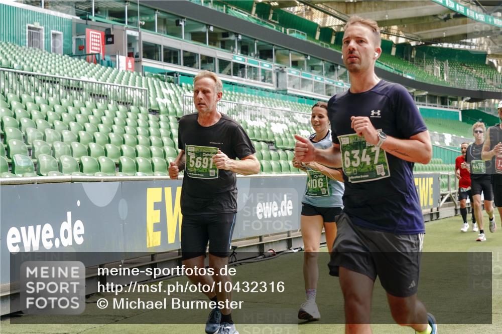 13.09.2026 - 21. swb-Marathon Bremen Michael Burmester http://msf.ph/oto/10432316 13.09.2026 13:04:38 Laufen im Stadion 178, 209, 210, 323, 488, 534, 536, 565, 596, 647, 725, 762, 881, 940, 1073, 1239, 1243, 1307, 1308, 1343, 1373, 1456, 1458, 1479, 1627, 1649, 1653, 1656, 1687, 1771, 1780, 1914, 1932, 1941, 2023, 2089, 2126, 2223, 2241, 2301, 2369, 2430, 2434, 2452, 2602, 2625, 2723, 2742, 2764, 2851, 2867, 2872, 2891, 2910, 2919, 2934, 2957, 2959, 2977, 2985, 3028, 3030, 3217, 3278, 3320, 3343, 3360, 3402, 3419, 3425, 3444, 3454, 3510, 3521, 3579, 3597, 3618, 3796, 3846, 3859, 3909, 242 meine-sportfotos.de