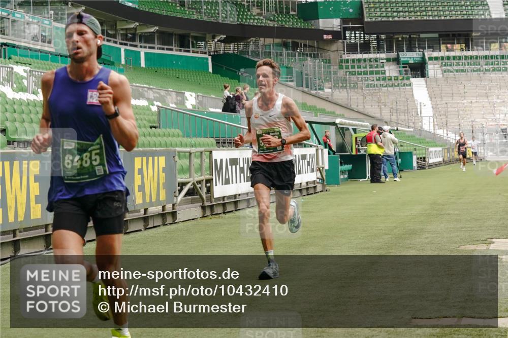 13.09.2026 - 21. swb-Marathon Bremen Michael Burmester http://msf.ph/oto/10432410 13.09.2026 12:29:44 Laufen im Stadion 314, 520, 547, 649, 719, 858, 934, 959, 1168, 1214, 1391, 1428, 1453, 206, 238, 322, 447, 814, 841, 875, 968, 1187, 1840, 2044, 2143 meine-sportfotos.de