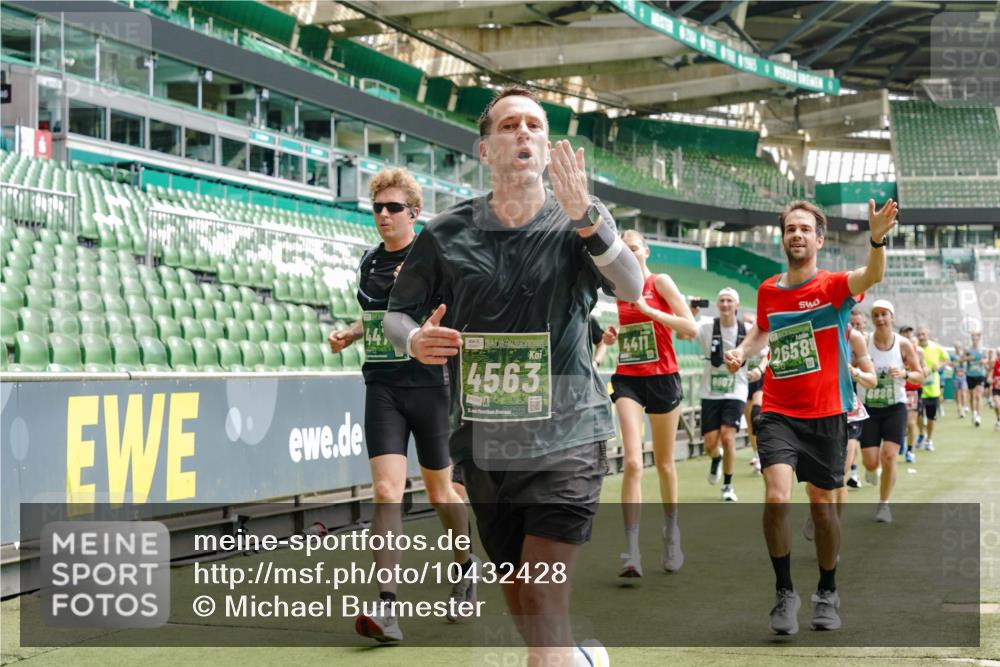 13.09.2026 - 21. swb-Marathon Bremen Michael Burmester http://msf.ph/oto/10432428 13.09.2026 13:04:41 Laufen im Stadion 178, 209, 210, 244, 323, 488, 534, 536, 565, 596, 647, 725, 762, 881, 940, 1073, 1239, 1243, 1307, 1308, 1343, 1373, 1456, 1458, 1479, 1627, 1649, 1653, 1656, 1687, 1771, 1780, 1914, 1932, 1941, 2023, 2089, 2126, 2223, 2241, 2301, 2369, 2430, 2434, 2452, 2602, 2625, 2723, 2742, 2764, 2851, 2867, 2872, 2891, 2910, 2919, 2934, 2957, 2959, 2977, 2985, 3028, 3030, 3217, 3278, 3320, 3343, 3360, 3402, 3419, 3425, 3444, 3454, 3510, 3521, 3579, 3597, 3618, 3796, 3846, 3859, 3909, 242 meine-sportfotos.de