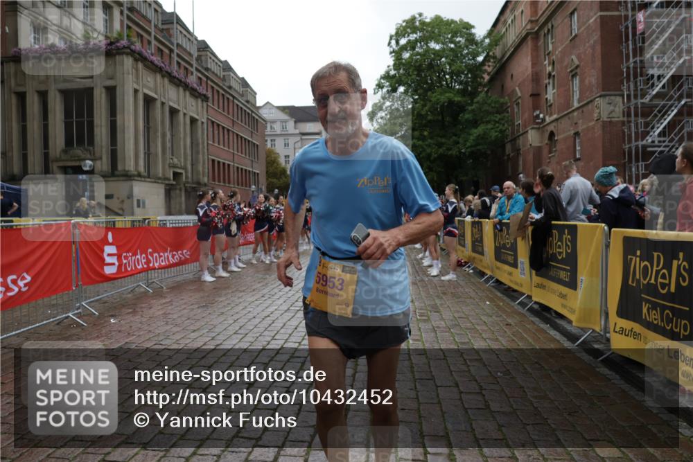 13.09.2026 - Kiel Lauf Yannick Fuchs http://msf.ph/oto/10432452 13.09.2026 11:22:15 Ziel 5953, 7755, 8014, 1305, 5917, 7737, 5953, 7755, 8014 meine-sportfotos.de