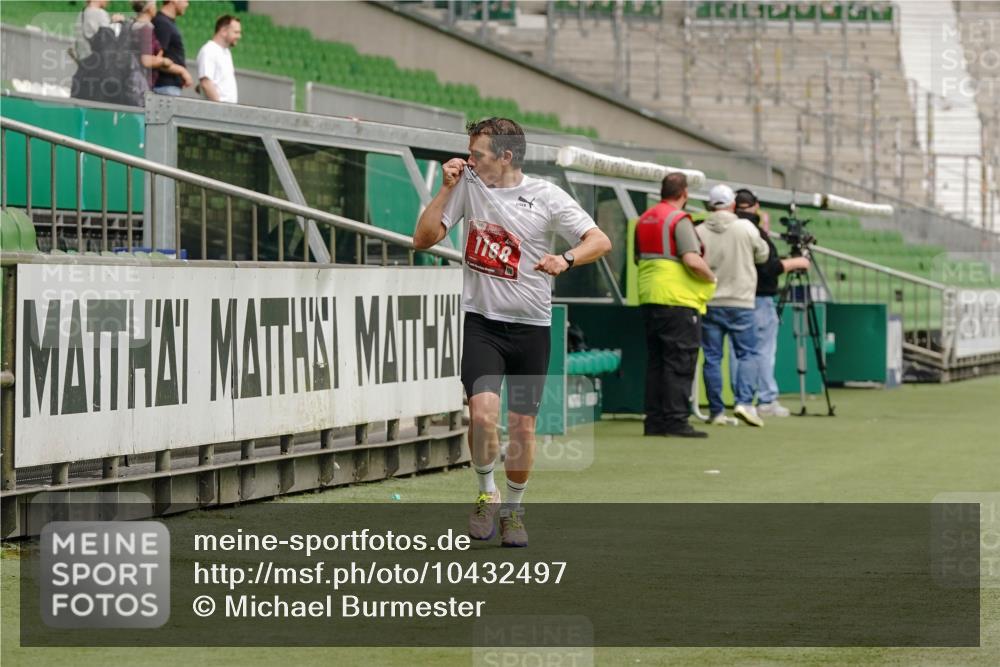 13.09.2026 - 21. swb-Marathon Bremen Michael Burmester http://msf.ph/oto/10432497 13.09.2026 12:30:05 Laufen im Stadion 314, 520, 547, 719, 858, 934, 959, 1168, 1214, 1453, 5212, 6485, 103, 206, 238, 322, 447, 841, 875, 968, 1187, 1840, 2032, 2044, 2143 meine-sportfotos.de