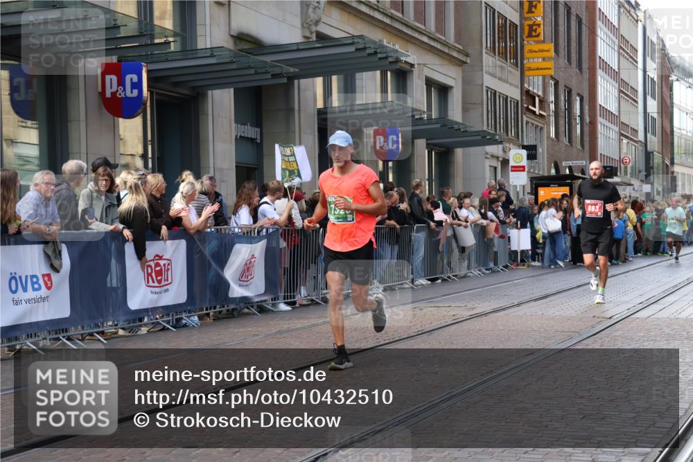 13.09.2026 - 21. swb-Marathon Bremen Strokosch-Dieckow http://msf.ph/oto/10432510 13.09.2026 13:12:05 Ziel 899, 1517, 2480, 3054, 3362, 3830, 4560, 5416, 5940, 6107, 6796, 7328, 7521, 8981, 9803, 13013, 493, 826, 863, 2444, 2447, 2820, 3336, 3703, 4283, 4368, 4651, 4698, 5521, 5893, 5940, 6668, 6739, 7621, 8996, 9398, 13055 meine-sportfotos.de