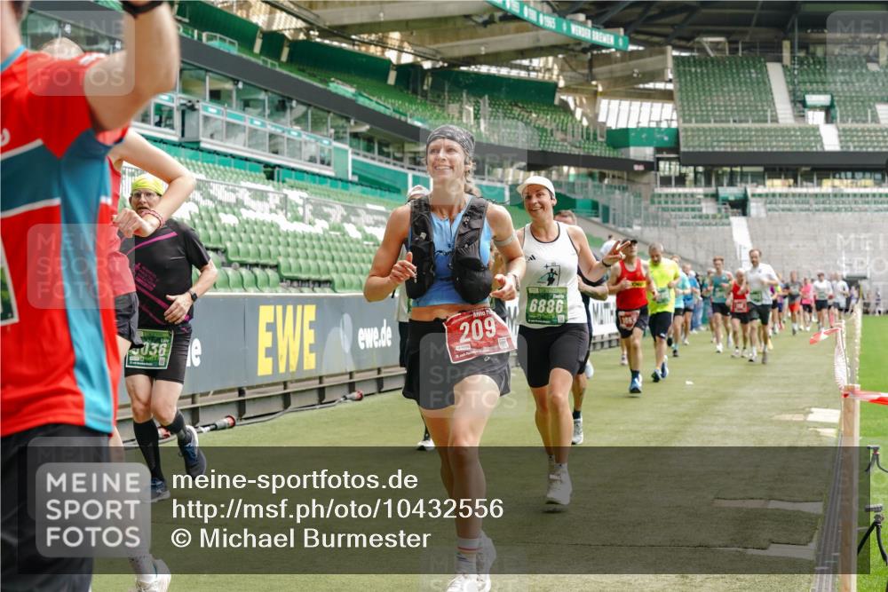 13.09.2026 - 21. swb-Marathon Bremen Michael Burmester http://msf.ph/oto/10432556 13.09.2026 13:04:43 Laufen im Stadion 178, 209, 210, 244, 323, 488, 534, 536, 565, 596, 647, 725, 881, 940, 1073, 1239, 1243, 1307, 1308, 1343, 1373, 1456, 1458, 1479, 1627, 1649, 1653, 1656, 1687, 1771, 1780, 1914, 1932, 1941, 2023, 2089, 2126, 2223, 2241, 2301, 2369, 2430, 2434, 2452, 2602, 2625, 2723, 2742, 2764, 2851, 2867, 2872, 2891, 2910, 2919, 2934, 2957, 2959, 2977, 2985, 3028, 3030, 3217, 3278, 3320, 3343, 3402, 3419, 3425, 3444, 3454, 3485, 3510, 3521, 3579, 3597, 3618, 3796, 3846, 3859, 3909, 242 meine-sportfotos.de