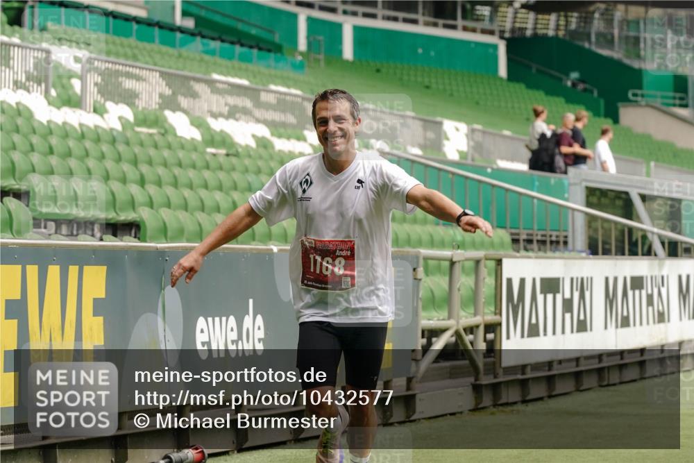 13.09.2026 - 21. swb-Marathon Bremen Michael Burmester http://msf.ph/oto/10432577 13.09.2026 12:30:09 Laufen im Stadion 314, 520, 547, 719, 858, 934, 959, 1168, 1214, 1357, 1453, 1639, 5212, 6485, 103, 206, 238, 322, 447, 841, 875, 968, 1187, 1352, 1840, 2032, 2044, 2143 meine-sportfotos.de