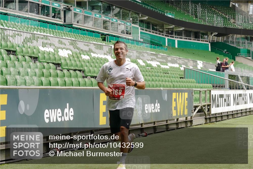 13.09.2026 - 21. swb-Marathon Bremen Michael Burmester http://msf.ph/oto/10432599 13.09.2026 12:30:10 Laufen im Stadion 314, 520, 547, 719, 858, 934, 959, 1168, 1214, 1357, 1453, 1639, 5212, 6485, 103, 206, 238, 322, 447, 841, 875, 968, 1187, 1352, 1840, 2032, 2044, 2143 meine-sportfotos.de
