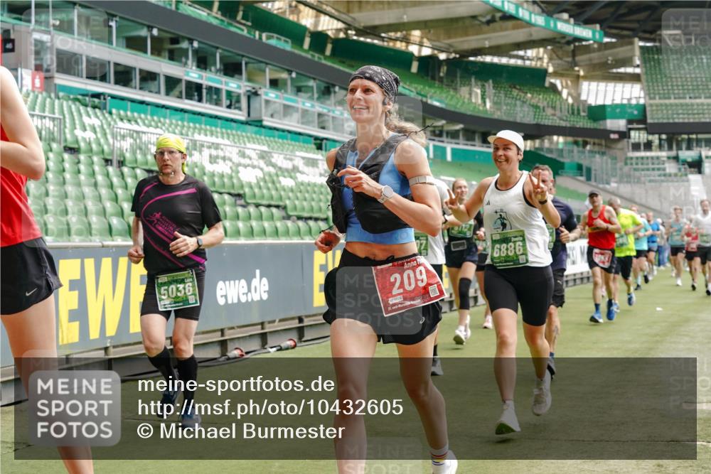 13.09.2026 - 21. swb-Marathon Bremen Michael Burmester http://msf.ph/oto/10432605 13.09.2026 13:04:43 Laufen im Stadion 178, 209, 210, 244, 323, 488, 534, 536, 565, 596, 647, 725, 881, 940, 1073, 1239, 1243, 1307, 1308, 1343, 1373, 1456, 1458, 1479, 1627, 1649, 1653, 1656, 1687, 1771, 1780, 1914, 1932, 1941, 2023, 2089, 2126, 2223, 2241, 2301, 2369, 2430, 2434, 2452, 2602, 2625, 2723, 2742, 2764, 2851, 2867, 2872, 2891, 2910, 2919, 2934, 2957, 2959, 2977, 2985, 3028, 3030, 3217, 3278, 3320, 3343, 3402, 3419, 3425, 3444, 3454, 3485, 3510, 3521, 3579, 3597, 3618, 3796, 3846, 3859, 3909, 242 meine-sportfotos.de