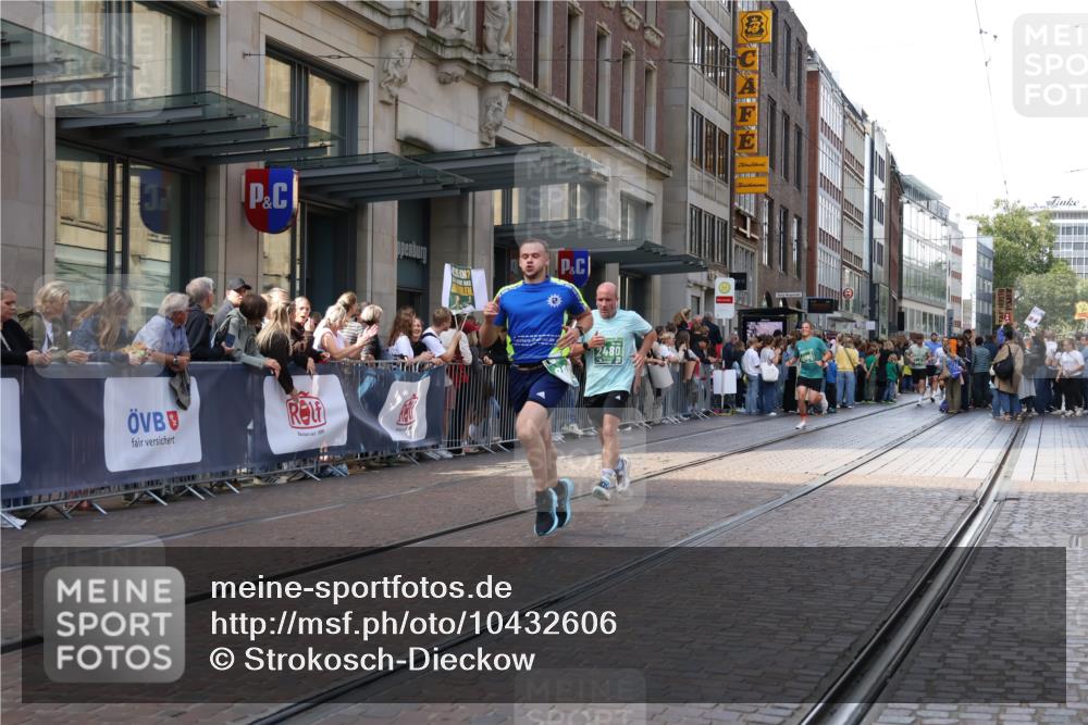 13.09.2026 - 21. swb-Marathon Bremen Strokosch-Dieckow http://msf.ph/oto/10432606 13.09.2026 13:12:11 Ziel 899, 1517, 2362, 2480, 3054, 3362, 3830, 4560, 4879, 5416, 6796, 7328, 8981, 9775, 9803, 493, 826, 863, 2444, 2447, 2820, 3336, 3703, 4283, 4368, 4698, 5521, 5893, 5940, 6107, 6739, 7521, 7621, 9398, 13013 meine-sportfotos.de