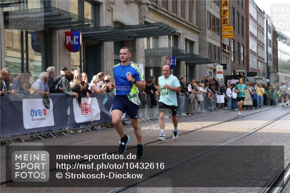 13.09.2026 - 21. swb-Marathon Bremen Strokosch-Dieckow http://msf.ph/oto/10432616 13.09.2026 13:12:12 Ziel 899, 1517, 2362, 2480, 3054, 3362, 3830, 4560, 4879, 5416, 6796, 7328, 8981, 9775, 9803, 493, 863, 2444, 2447, 2820, 3336, 3703, 3830, 4283, 4698, 5521, 5893, 5940, 6107, 6739, 7521, 7621, 13013 meine-sportfotos.de