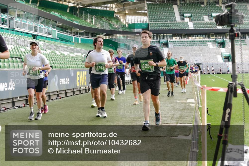 13.09.2026 - 21. swb-Marathon Bremen Michael Burmester http://msf.ph/oto/10432682 13.09.2026 13:29:51 Laufen im Stadion 171, 220, 297, 405, 422, 476, 685, 729, 754, 767, 986, 1079, 1217, 1242, 1270, 1298, 1325, 1384, 1615, 1633, 1634, 1741, 1777, 1810, 1811, 1886, 1983, 2238, 2242, 2249, 2263, 2326, 2365, 2436, 2449, 2472, 2546, 2593, 2615, 2738, 2740, 2743, 2830, 2862, 2868, 2869, 2871, 2924, 2991, 2994, 3020, 3053, 3061, 3129, 3154, 3227, 3238, 3274, 3286, 3321, 3361, 3563, 3594, 3595, 3605, 3678, 3694, 3755, 3758, 3798, 3853, 3876, 3898, 3929, 3953, 3965, 3971, 3987, 4011, 4056 meine-sportfotos.de