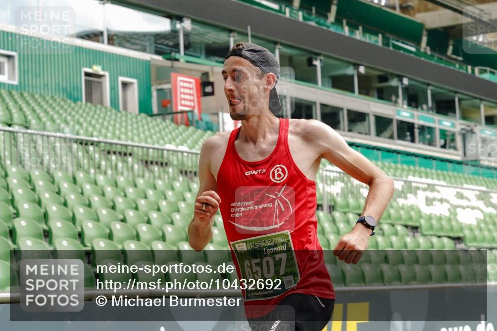 13.09.2026 - 21. swb-Marathon Bremen Michael Burmester http://msf.ph/oto/10432692 13.09.2026 12:30:29 Laufen im Stadion 314, 520, 547, 858, 934, 1168, 1214, 1357, 1453, 1639, 4474, 5212, 6485, 8285, 103, 206, 238, 322, 420, 841, 875, 1352, 1840, 1917, 2032, 2143, 4264 meine-sportfotos.de