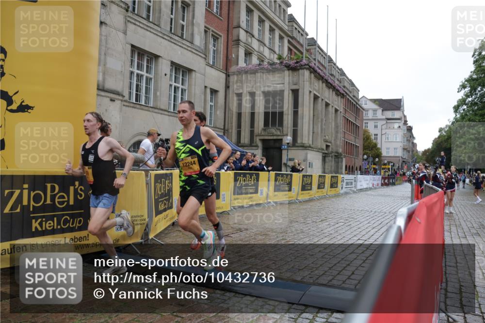 13.09.2026 - Kiel Lauf Yannick Fuchs http://msf.ph/oto/10432736 13.09.2026 11:23:59 Ziel 7002, 11523, 11523, 2032, 7693 meine-sportfotos.de