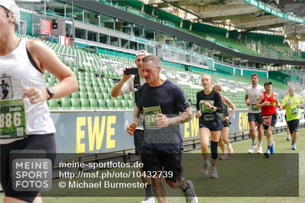 13.09.2026 - 21. swb-Marathon Bremen Michael Burmester http://msf.ph/oto/10432739 13.09.2026 13:04:45 Laufen im Stadion 178, 209, 210, 244, 323, 488, 534, 536, 565, 596, 647, 725, 881, 900, 1073, 1239, 1243, 1307, 1308, 1343, 1373, 1456, 1458, 1479, 1627, 1649, 1653, 1656, 1687, 1771, 1780, 1914, 1932, 1941, 2023, 2089, 2126, 2223, 2241, 2301, 2369, 2430, 2434, 2452, 2602, 2625, 2723, 2742, 2764, 2851, 2867, 2872, 2891, 2910, 2919, 2934, 2957, 2959, 2977, 2985, 3028, 3030, 3217, 3278, 3320, 3343, 3402, 3419, 3425, 3444, 3454, 3485, 3510, 3521, 3579, 3597, 3618, 3796, 3846, 3859, 3909, 242 meine-sportfotos.de