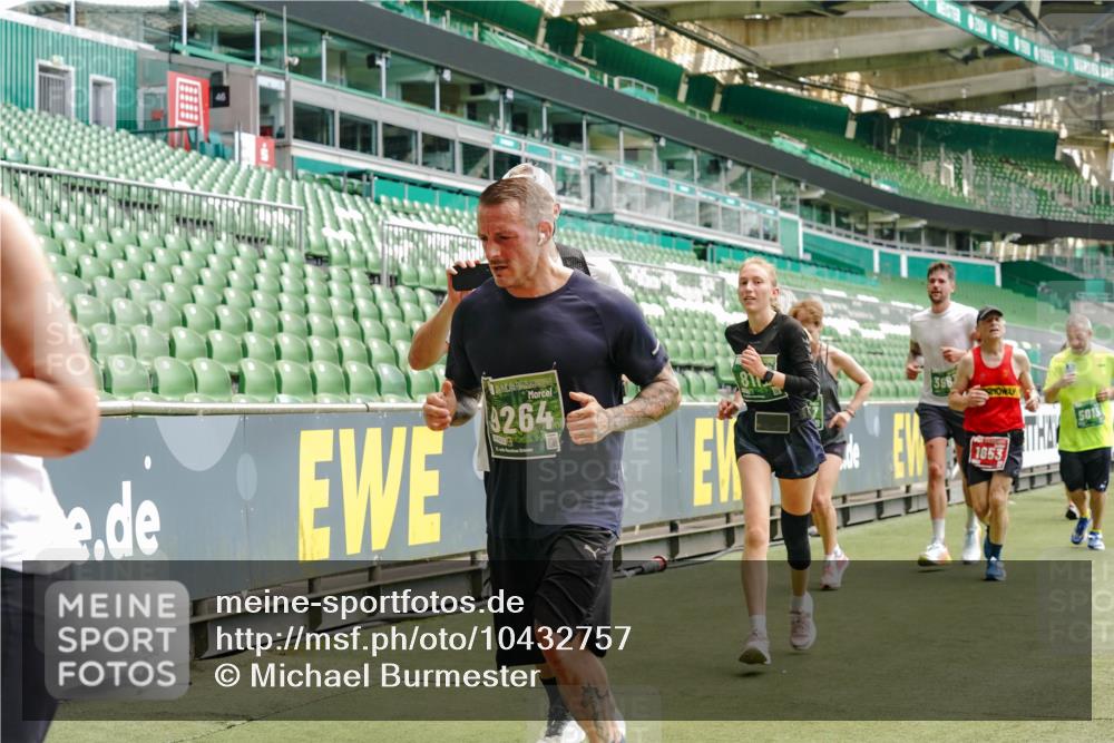 13.09.2026 - 21. swb-Marathon Bremen Michael Burmester http://msf.ph/oto/10432757 13.09.2026 13:04:45 Laufen im Stadion 178, 209, 210, 244, 323, 488, 534, 536, 565, 596, 647, 725, 881, 900, 1073, 1239, 1243, 1307, 1308, 1343, 1373, 1456, 1458, 1479, 1627, 1649, 1653, 1656, 1687, 1771, 1780, 1914, 1932, 1941, 2023, 2089, 2126, 2223, 2241, 2301, 2369, 2430, 2434, 2452, 2602, 2625, 2723, 2742, 2764, 2851, 2867, 2872, 2891, 2910, 2919, 2934, 2957, 2959, 2977, 2985, 3028, 3030, 3217, 3278, 3320, 3343, 3402, 3419, 3425, 3444, 3454, 3485, 3510, 3521, 3579, 3597, 3618, 3796, 3846, 3859, 3909, 242 meine-sportfotos.de