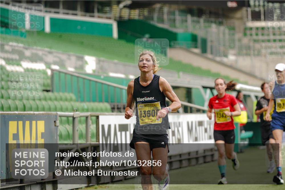 13.09.2026 - 21. swb-Marathon Bremen Michael Burmester http://msf.ph/oto/10432856 13.09.2026 10:24:09 Laufen im Stadion 10235, 10328, 10337, 10341, 10520, 10575, 10592, 10593, 10618, 10632, 10775, 10782, 10972, 11042, 11127, 11143, 11198, 11201, 11227, 11373, 11375, 11426, 11442, 11527, 11607, 11628, 11630, 11632, 11704, 11713, 11721, 11779, 11826, 11895, 11903, 12053, 12144, 12209, 12246, 12281, 12339, 12395, 12404, 12406, 12426, 12442, 12468, 12469, 12477, 12525, 13513, 13520, 13556, 13563, 13566, 13580, 13585, 13586, 13616, 13642 meine-sportfotos.de