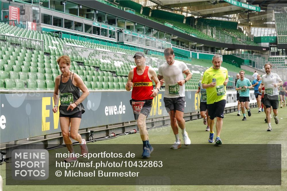 13.09.2026 - 21. swb-Marathon Bremen Michael Burmester http://msf.ph/oto/10432863 13.09.2026 13:04:47 Laufen im Stadion 178, 209, 210, 244, 323, 488, 534, 536, 565, 596, 647, 725, 881, 900, 1073, 1239, 1243, 1307, 1308, 1343, 1373, 1456, 1458, 1479, 1627, 1649, 1653, 1656, 1687, 1771, 1780, 1914, 1932, 1941, 2023, 2089, 2126, 2223, 2241, 2301, 2369, 2430, 2434, 2452, 2602, 2625, 2723, 2742, 2764, 2851, 2867, 2872, 2891, 2910, 2919, 2934, 2957, 2959, 2977, 2985, 3028, 3030, 3217, 3278, 3320, 3343, 3402, 3419, 3425, 3444, 3454, 3485, 3510, 3521, 3579, 3597, 3618, 3796, 3846, 3859, 3909, 242 meine-sportfotos.de