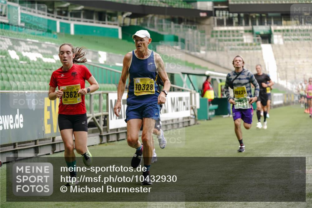 13.09.2026 - 21. swb-Marathon Bremen Michael Burmester http://msf.ph/oto/10432930 13.09.2026 10:24:13 Laufen im Stadion 10235, 10328, 10337, 10341, 10358, 10456, 10520, 10575, 10592, 10593, 10618, 10632, 10775, 10782, 10816, 10972, 11042, 11127, 11143, 11198, 11201, 11227, 11265, 11373, 11375, 11426, 11442, 11527, 11607, 11628, 11630, 11632, 11704, 11713, 11721, 11779, 11826, 11895, 11903, 11948, 12053, 12144, 12209, 12246, 12281, 12339, 12395, 12404, 12406, 12426, 12442, 12468, 12469, 12477, 12525, 13513, 13520, 13556, 13563, 13566, 13580, 13585, 13586, 13616, 13642 meine-sportfotos.de