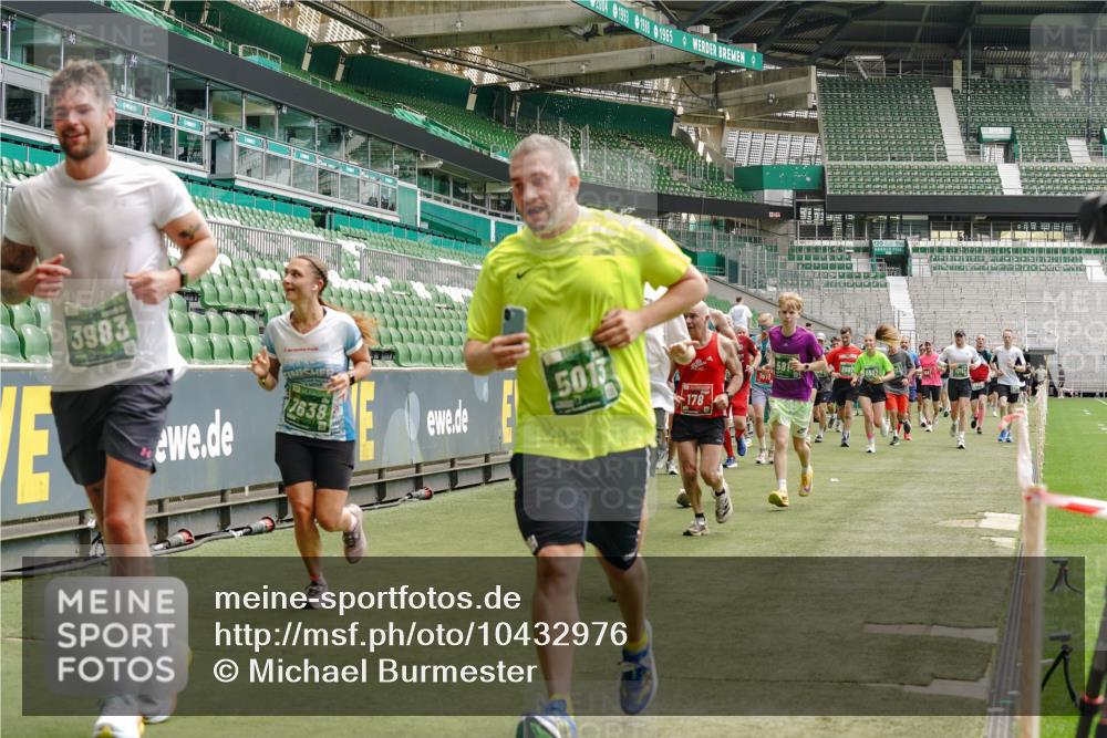 13.09.2026 - 21. swb-Marathon Bremen Michael Burmester http://msf.ph/oto/10432976 13.09.2026 13:04:49 Laufen im Stadion 178, 209, 210, 244, 323, 488, 534, 536, 565, 596, 647, 725, 881, 891, 900, 1073, 1239, 1243, 1307, 1308, 1343, 1373, 1456, 1458, 1479, 1627, 1649, 1653, 1656, 1687, 1771, 1780, 1914, 1932, 1941, 2023, 2089, 2126, 2223, 2241, 2301, 2369, 2430, 2434, 2452, 2602, 2625, 2723, 2742, 2764, 2851, 2867, 2872, 2891, 2910, 2919, 2934, 2957, 2959, 2977, 2985, 3028, 3030, 3217, 3278, 3320, 3343, 3402, 3419, 3425, 3444, 3454, 3485, 3510, 3521, 3579, 3597, 3618, 3796, 3846, 3859, 3909, 242 meine-sportfotos.de