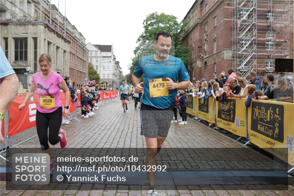 13.09.2026 - Kiel Lauf Yannick Fuchs http://msf.ph/oto/10432992 13.09.2026 09:47:41 Ziel 390, 466, 591, 3373, 4011, 4103, 4400, 4479, 4480, 4952, 5517, 6078, 6696, 7767, 8503, 8833, 9528, 9697, 10789, 12099, 544, 591, 1235, 1324, 2587, 2870, 3192, 3629, 5167, 6072, 6575, 6639, 7461, 8231, 8524, 8540, 8777, 9091, 9634, 9936, 10076, 10224, 10555, 10742, 10744, 11862, 11964, 12635, 122, 218, 1743, 2241, 2755, 3735, 3812, 4225, 4288, 4365, 4460, 4710, 5215, 6809, 6942, 7258, 8096, 9694, 10823, 11396, 11654, 12007, 12167, 12393, 2759, 7461 meine-sportfotos.de