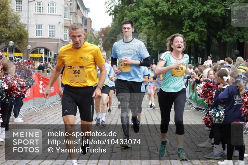 13.09.2026 - Kiel Lauf Yannick Fuchs http://msf.ph/oto/10433074 13.09.2026 09:47:47 Ziel 390, 466, 1743, 3735, 4011, 4103, 4365, 4400, 4460, 4479, 4952, 5215, 6078, 8096, 8833, 9528, 9697, 10823, 11396, 11654, 12099, 466, 544, 591, 1235, 1324, 2587, 2870, 3192, 3373, 3629, 4011, 4480, 5167, 5517, 6072, 6575, 6639, 6696, 7767, 8231, 8503, 8524, 8540, 8777, 8833, 9634, 9936, 10076, 10555, 10789, 12635, 122, 218, 366, 1227, 1713, 2241, 2755, 3812, 4225, 4288, 4467, 4710, 6242, 6809, 6942, 7258, 9694, 12007, 12167, 12393, 1235, 2587, 5167, 7461, 8524, 9091, 10076 meine-sportfotos.de
