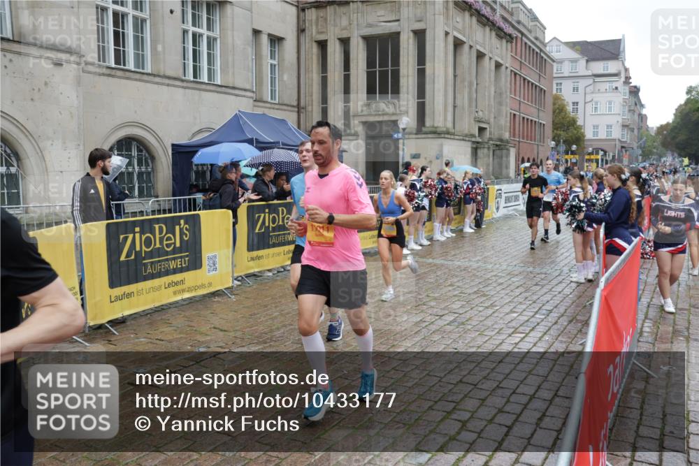 13.09.2026 - Kiel Lauf Yannick Fuchs http://msf.ph/oto/10433177 13.09.2026 11:41:57 Ziel 2430, 3629, 5774, 6895, 7247, 2430, 3629, 5774, 6895, 7247 meine-sportfotos.de