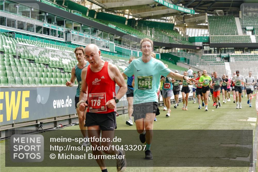 13.09.2026 - 21. swb-Marathon Bremen Michael Burmester http://msf.ph/oto/10433207 13.09.2026 13:04:52 Laufen im Stadion 178, 209, 210, 244, 323, 394, 488, 534, 536, 565, 596, 647, 725, 881, 891, 900, 1073, 1239, 1243, 1307, 1308, 1343, 1373, 1380, 1456, 1458, 1479, 1627, 1649, 1653, 1656, 1687, 1771, 1780, 1914, 1932, 1941, 2023, 2089, 2126, 2223, 2241, 2301, 2369, 2430, 2434, 2452, 2602, 2723, 2742, 2764, 2851, 2867, 2872, 2891, 2910, 2919, 2957, 2959, 2977, 2985, 3028, 3030, 3217, 3278, 3320, 3343, 3402, 3419, 3425, 3444, 3454, 3485, 3521, 3579, 3618, 3796, 3909, 242 meine-sportfotos.de