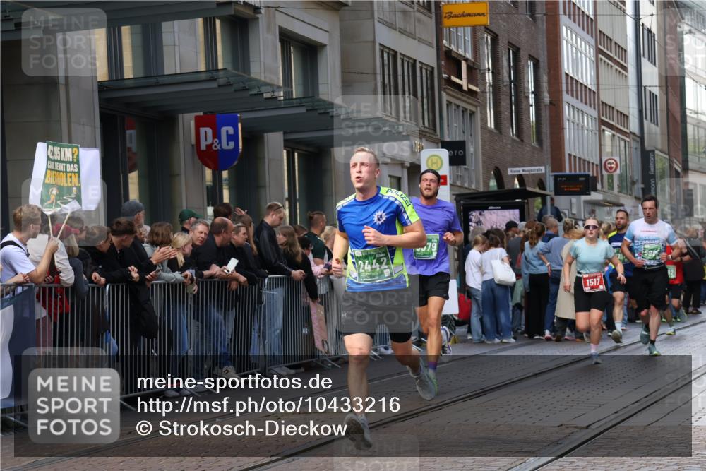 13.09.2026 - 21. swb-Marathon Bremen Strokosch-Dieckow http://msf.ph/oto/10433216 13.09.2026 13:12:39 Ziel 313, 868, 1513, 2350, 2442, 2498, 2559, 2801, 2858, 3625, 3988, 4605, 5379, 5965, 6349, 7874, 8029, 8291, 8419, 8798, 9092, 9217, 13106, 13140, 899, 1517, 2362, 2480, 3054, 4560, 4879, 5416, 6796, 7328, 8981, 9775, 9803, 13106 meine-sportfotos.de