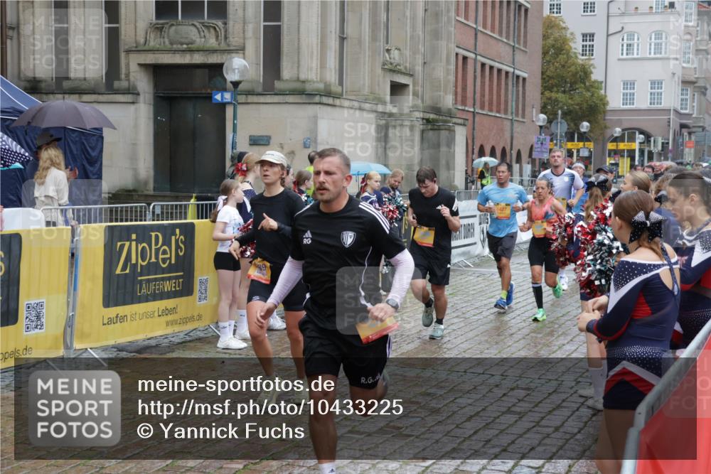 13.09.2026 - Kiel Lauf Yannick Fuchs http://msf.ph/oto/10433225 13.09.2026 11:42:08 Ziel 2430, 3629, 5774, 6895, 7247 meine-sportfotos.de