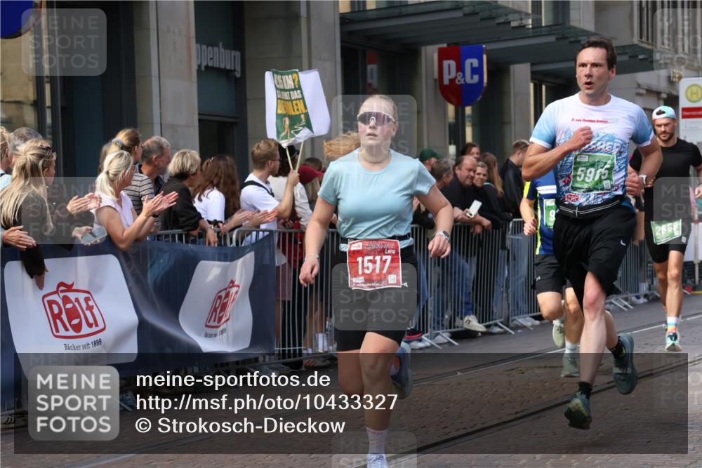 13.09.2026 - 21. swb-Marathon Bremen Strokosch-Dieckow http://msf.ph/oto/10433327 13.09.2026 13:12:43 Ziel 313, 621, 868, 987, 1207, 1513, 2350, 2442, 2498, 2559, 2801, 2858, 3625, 4582, 4605, 5345, 5379, 5769, 5965, 6349, 7874, 8291, 8419, 8798, 9092, 9217, 13140, 899, 1517, 2362, 2480, 3054, 3988, 4560, 4605, 4879, 5416, 6796, 8029, 9775, 9803, 13106 meine-sportfotos.de