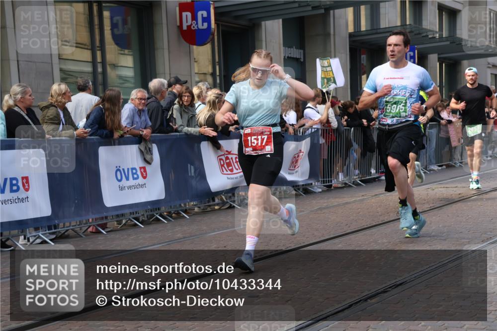 13.09.2026 - 21. swb-Marathon Bremen Strokosch-Dieckow http://msf.ph/oto/10433344 13.09.2026 13:12:43 Ziel 313, 621, 868, 987, 1207, 1513, 2350, 2442, 2498, 2559, 2801, 2858, 3625, 4582, 4605, 5345, 5379, 5769, 5965, 6349, 7874, 8291, 8419, 8798, 9092, 9217, 13140, 899, 1517, 2362, 2480, 3054, 3988, 4560, 4605, 4879, 5416, 6796, 8029, 9775, 9803, 13106 meine-sportfotos.de
