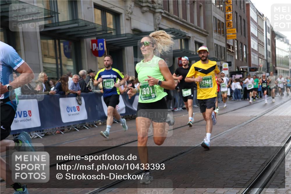 13.09.2026 - 21. swb-Marathon Bremen Strokosch-Dieckow http://msf.ph/oto/10433393 13.09.2026 13:12:45 Ziel 313, 621, 868, 987, 1207, 1513, 2350, 2442, 2498, 2559, 2801, 2858, 3625, 4582, 5345, 5379, 5769, 5965, 6349, 7874, 8291, 8419, 8464, 8798, 9092, 9217, 13140, 899, 1517, 2350, 2362, 2480, 3054, 3988, 4560, 4605, 4879, 5416, 6796, 8029, 9775, 9803, 13106 meine-sportfotos.de