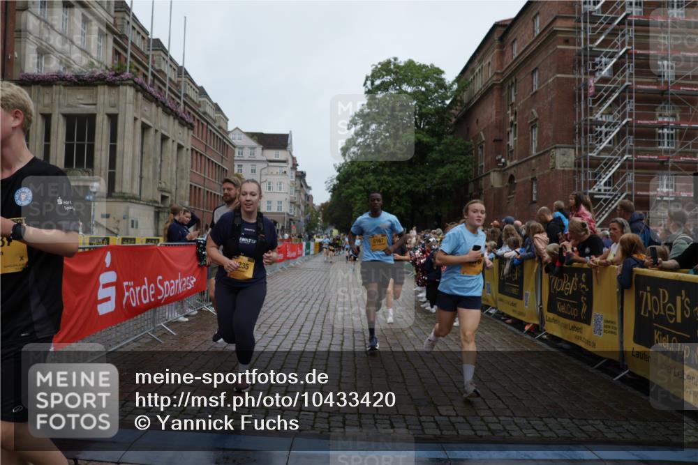 13.09.2026 - Kiel Lauf Yannick Fuchs http://msf.ph/oto/10433420 13.09.2026 09:47:16 Ziel 1235, 1324, 2587, 5167, 6575, 7461, 8231, 8524, 9091, 10076, 10224, 10555, 10742, 10744, 11862, 11964, 12635, 1402, 2527, 2718, 2759, 2779, 3808, 4087, 4238, 4906, 4940, 5217, 5351, 6074, 6207, 6638, 7190, 7213, 7446, 7731, 7921, 8409, 8887, 8994, 9141, 9385, 10009, 10301, 10322, 10731, 12622, 12725, 544, 591, 2870, 3192, 3373, 3629, 4480, 5517, 6072, 6639, 6696, 7767, 8503, 8540, 8777, 9634, 9936, 10789, 288, 2527, 3033, 3035, 4906, 6048 meine-sportfotos.de
