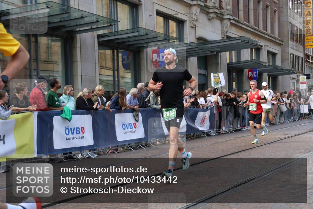 13.09.2026 - 21. swb-Marathon Bremen Strokosch-Dieckow http://msf.ph/oto/10433442 13.09.2026 13:12:46 Ziel 280, 313, 621, 868, 987, 1207, 1513, 2442, 2498, 2559, 2801, 2858, 3566, 3625, 4582, 5345, 5379, 5769, 5965, 6349, 7874, 8291, 8419, 8464, 8798, 9092, 9217, 13140, 1517, 2350, 2362, 2480, 3054, 3988, 4560, 4605, 4879, 5416, 6796, 8029, 9775, 9803, 13106 meine-sportfotos.de