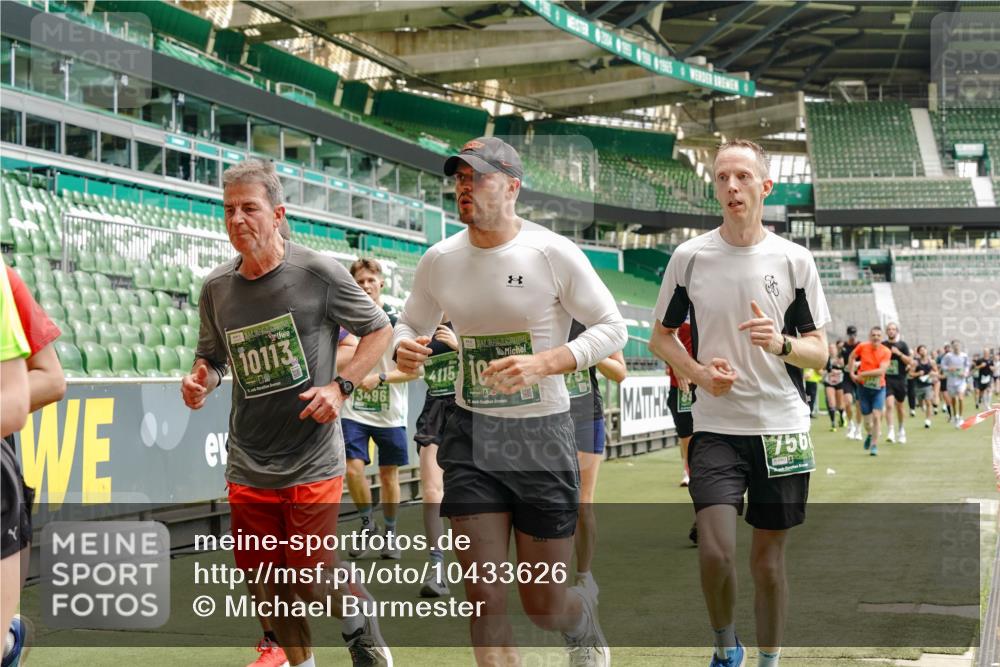13.09.2026 - 21. swb-Marathon Bremen Michael Burmester http://msf.ph/oto/10433626 13.09.2026 13:04:59 Laufen im Stadion 178, 209, 210, 244, 323, 394, 534, 536, 565, 647, 725, 881, 891, 900, 1073, 1239, 1243, 1307, 1308, 1343, 1373, 1380, 1456, 1479, 1627, 1649, 1653, 1656, 1687, 1780, 1914, 1932, 1941, 2023, 2089, 2126, 2223, 2241, 2244, 2265, 2301, 2369, 2430, 2452, 2464, 2602, 2723, 2742, 2764, 2851, 2867, 2872, 2891, 2910, 2919, 2957, 2959, 2985, 3028, 3030, 3115, 3217, 3278, 3320, 3343, 3419, 3425, 3444, 3454, 3485, 3521, 3579, 3618, 3796, 3909, 242 meine-sportfotos.de
