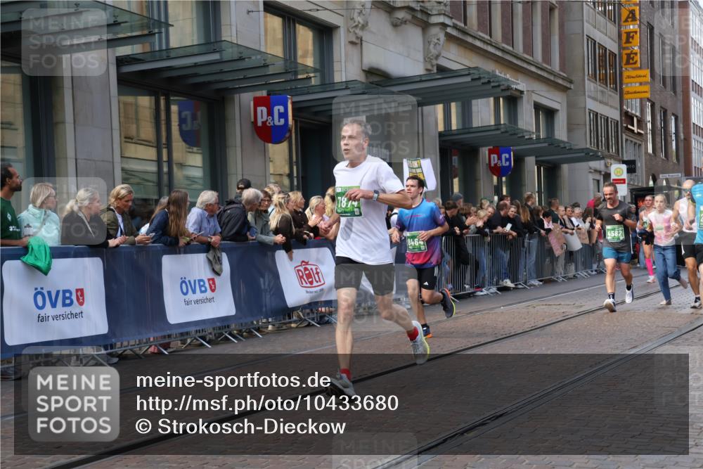 13.09.2026 - 21. swb-Marathon Bremen Strokosch-Dieckow http://msf.ph/oto/10433680 13.09.2026 13:12:52 Ziel 280, 313, 621, 868, 987, 1207, 2130, 2498, 2559, 2801, 2858, 2962, 3566, 3625, 4582, 5345, 5769, 6038, 6349, 6394, 7874, 8197, 8291, 8419, 8464, 9092, 9217, 13140, 1513, 2350, 2362, 2442, 2801, 3054, 3988, 4605, 4879, 5379, 5416, 5965, 6796, 8029, 8798, 9775, 9803, 13106 meine-sportfotos.de