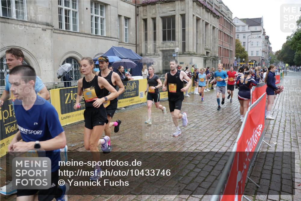 13.09.2026 - Kiel Lauf Yannick Fuchs http://msf.ph/oto/10433746 13.09.2026 11:43:16 Ziel 9569 meine-sportfotos.de